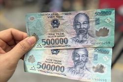 Tạm giữ hình sự hai đối tượng nghi lưu hành tiền giả