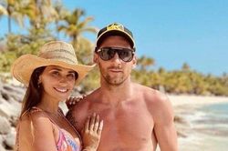 Người vợ xinh đẹp và tào khang đứng sau thành công của 'gã lùn sân cỏ' Messi