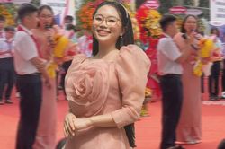 Phương Mỹ Chi bất ngờ rẽ hướng sang dạy Văn khi đi diễn tại trường học: Chuyện gì thế này?