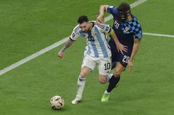 Trung vệ Gvardiol: '100 năm mới có Messi, hay hơn Ronaldo'