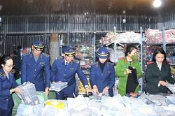 Thái Nguyên: Phát hiện kho hàng chứa gần 6.000 sản phẩm quần áo không rõ xuất xứ