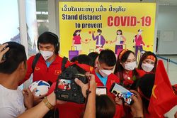 Tuyển Việt Nam có mặt tại Lào và tập luyện ngay