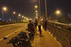 Cha bất lực nhìn con trai nhảy cầu tự tử trước mặt mình
