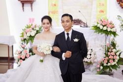 Loạt khoảnh khắc đáng nhớ của Khánh Thi và Phan Hiển trong hôn lễ tại nhà thờ