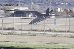 Tiêm kích F-35 của Mỹ lao xuống đường băng, phi công thoát hiểm trong gang tấc