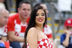Chùm ảnh: Cổ động viên 'nóng bỏng nhất' World Cup mừng Croatia đoạt hạng 3