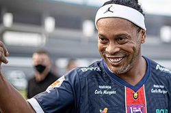 Ronaldinho ngợi khen Messi và Mbappe trước trận chung kết World Cup