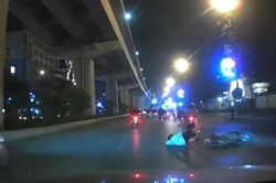 Nam thanh niên đi xe máy đâm thẳng vào xe rác ngã sõng soài trước mũi ô tô