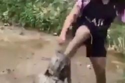 Phẫn nộ vụ nữ sinh đạp, dìm mặt bạn vào bùn do mâu thuẫn khi tập văn nghệ