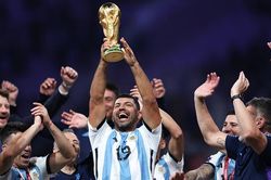 Aguero bị chế giễu khi nâng cúp vô địch thế giới cùng tuyển Argentina