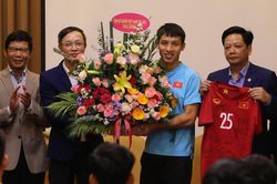 Lãnh đạo Đại sứ quán Việt Nam tại Lào động viên đội tuyển Việt Nam