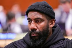 Đối thủ của Kobe Bryant bị cáo buộc bạo hành gia đình