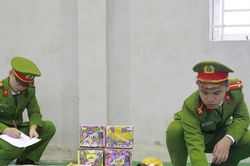 Hà Tĩnh: Phát hiện xe ô tô chở nhiều còng số 8 và súng bắn hơi