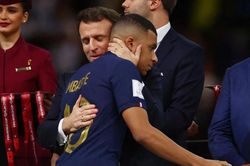 Tổng thống Pháp an ủi Mbappe, muốn HLV Deschamps tiếp tục ngồi 'ghế nóng'