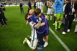 Messi và những khoảnh khắc ngọt ngào cùng gia đình trong thời khắc lịch sử