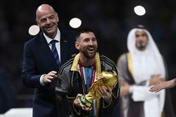 FIFA 'tát vào mặt' Ronaldo: Messi hay nhất mọi thời đại!