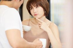 Cách ứng xử của chồng cũ ở quán cà phê khiến tôi tức sôi ruột gan