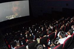 Đưa nhân tình đi xem phim, người đàn ông khiến cả rạp náo loạn khi nhìn thấy một người