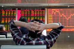 Áp lực bán gia tăng mạnh mẽ, VN-Index bất ngờ đảo chiều cuối phiên