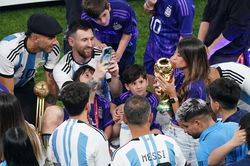 Chiều vợ như Messi: Vô địch thế giới vẫn phải ưu tiên phục vụ 'nóc nhà' khoe cúp