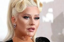 Christina Aguilera khiến fan Việt phấn khích khi khoe loạt ảnh đón tuổi mới ở vịnh Hạ Long