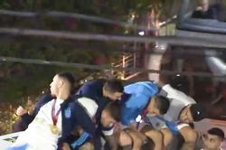 Khoảnh khắc Messi suýt vướng vào dây điện