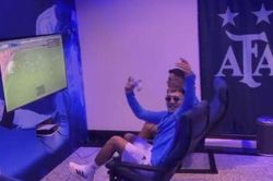 Bộ đôi trung vệ Argentina chơi game thâu đêm sau khi vô địch