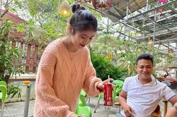 Nỗi niềm Tết của sinh viên: Về quê sum họp hay ở lại thành phố làm thêm?