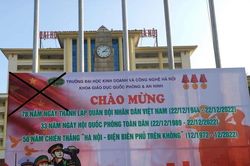 Đình chỉ Phó trưởng khoa ĐH Kinh doanh và Công nghệ Hà Nội vì in pano có hình quốc kỳ nước ngoài