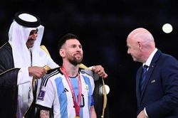 Ý nghĩa về chiếc áo choàng Quốc vương Qatar tự tay mặc cho Messi hiếm có trong lịch sử