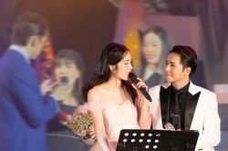Clip: Fan lên sân khấu ra sức 'đẩy thuyền' khiến Nam Em và Bạch Công Khanh 'sượng trân' ra mặt