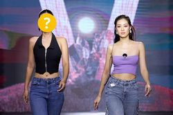 Khoảnh khắc Khánh Vân và một nàng hậu nhìn như chị em sinh đôi