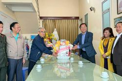Lãnh đạo TP Bảo Lộc thăm, chúc mừng các cơ sở tôn giáo nhân dịp Giáng sinh