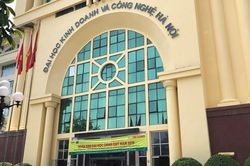 In pano sai Quốc kỳ, 2 cán bộ đại học bị đình chỉ công tác