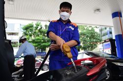 Giá xăng ngày mai dự báo tiếp tục giảm