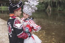 Bộ ảnh cưới độc lạ ở Sapa của Khánh Thi - Phan Hiển, chú rể khẳng định càng yêu càng 'dính'
