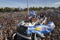 Tuyển Argentina bỏ dở cuộc diễu hành trên xe buýt