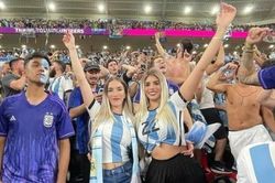 Hai nữ CĐV Argentina cởi áo ăn mừng trên khán đài sẽ không bị xử phạt