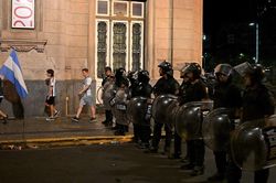 CĐV Argentina tấn công cảnh sát sau lễ ăn mừng vô địch