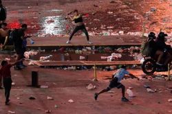 Sự cố tại buổi rước cúp của tuyển Argentina: Hàng loạt cảnh sát bị thương, bắt giữ 14 người