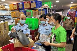 Nhiều hàng hóa giả mạo nhãn hiệu nổi tiếng tại chợ phụ tùng xe máy lớn nhất phía Nam