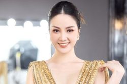 Thụy Vân diện váy xẻ sâu