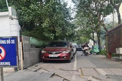 Nhiều quận ở Hà Nội bắt đầu dẹp bãi xe ô tô trên vỉa hè