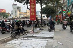 Hà Nội: Ô tô, xe máy thản nhiên đi trên nhiều tuyến vỉa hè vừa sửa chữa