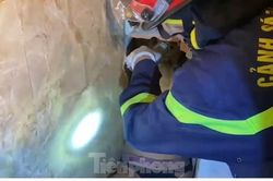 Phá tường giải cứu tên trộm bị mắc kẹt trong lối thoát hơi ở Bình Dương