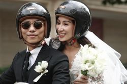 Phan Hiển hôn bà xã Khánh Thi trong lễ đón dâu bằng mô tô