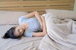 Ra máu, đau bụng sau khi yêu: Dấu hiệu bệnh lý nguy hiểm