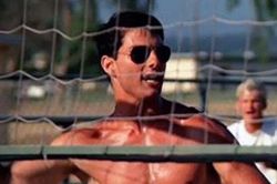 Tom Curies tuổi 60 vẫn có thể nhảy dù 500 lần nhờ chế độ ăn, tập đặc biệt