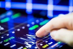 Tạm dừng đà giảm điểm, VN-Index có phiên phục hồi đầu tiên