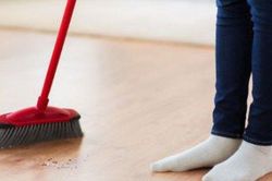 Bất mãn vì mẹ chồng bắt dậy sớm quét nhà ngay sau đêm tân hôn, con dâu thay đổi thái độ khi biết nguyên nhân